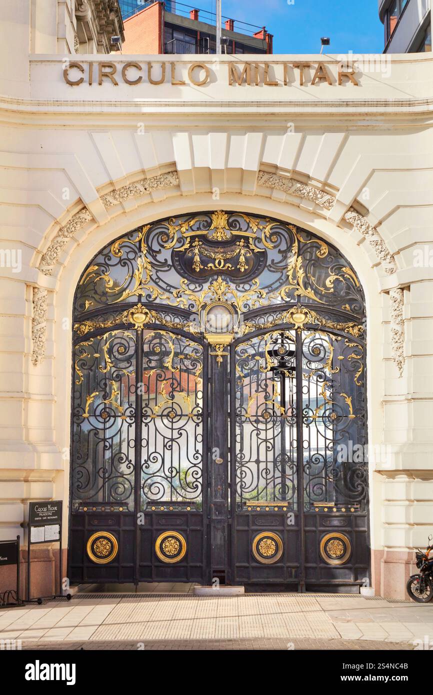 Die verzierte Tür des Palacio Paz Herrenhauses im Beaux-Art-Stil, Retiro, Buenos Aires, Argentinien. Stockfoto