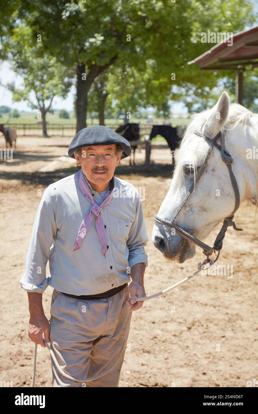 Ein Gaucho mit seinem Pferd in der Estancia El Ombu, San Antonio de Areco, Provinz Buenos Aires, Argentinien. Stockfoto