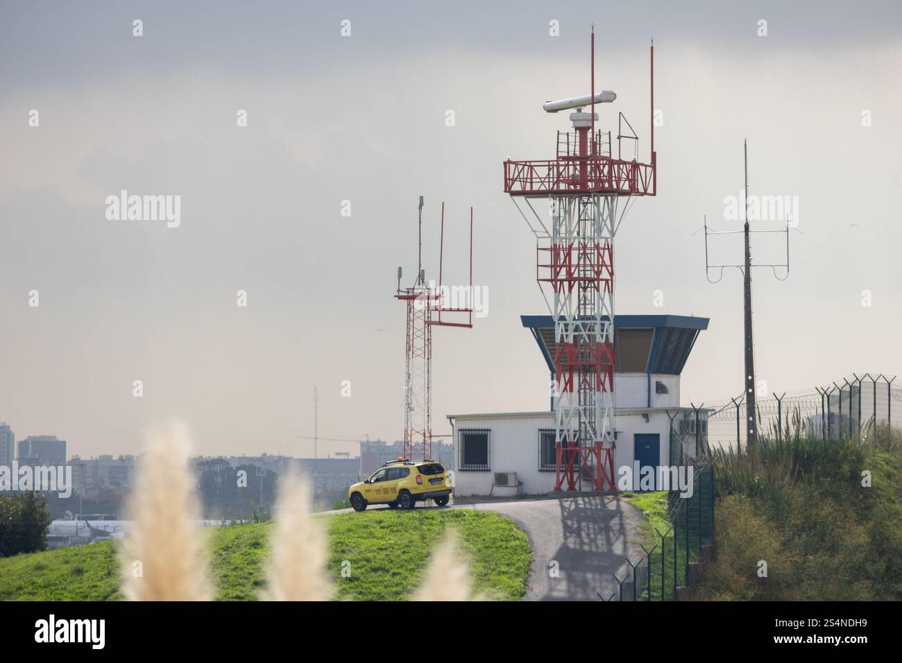 Radarturm und Telekommunikationsantennen stehen am lissabonner Flughafen humberto delgado hoch und spielen eine entscheidende Rolle bei der Steuerung des Luftverkehrs und der Kommuni Stockfoto
