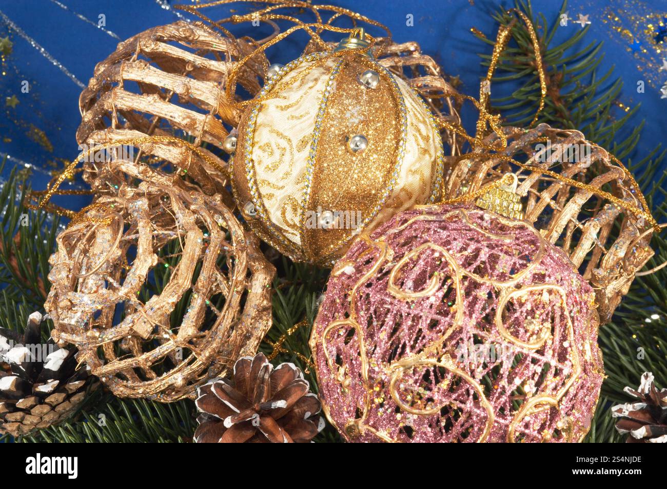 Festliche Weihnachtskomposition mit Weihnachtsbaumzweig, verschiedenen Weihnachtsbällen und anderen Verzierungen Stockfoto
