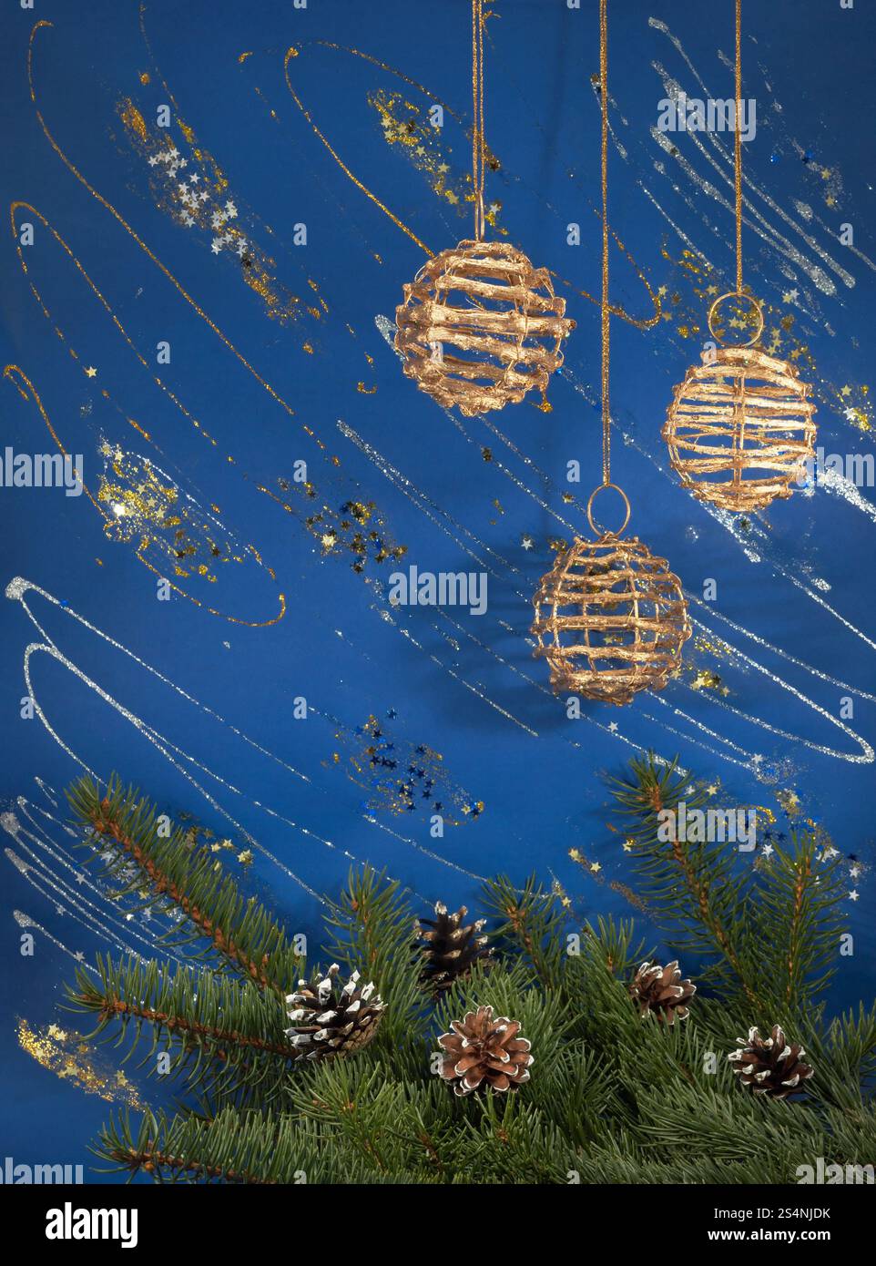 Festlicher Weihnachtshintergrund mit Weihnachtsbaumzweig, Tannenzapfen und Weidenbälle Stockfoto