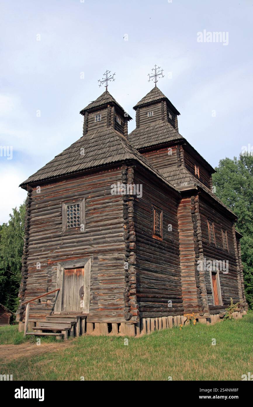 Historische ukrainische Landholzkirche (Museum ukrainischer Volksarchitektur im Dorf Pirogowo (in der Nähe von Kiew)) Stockfoto