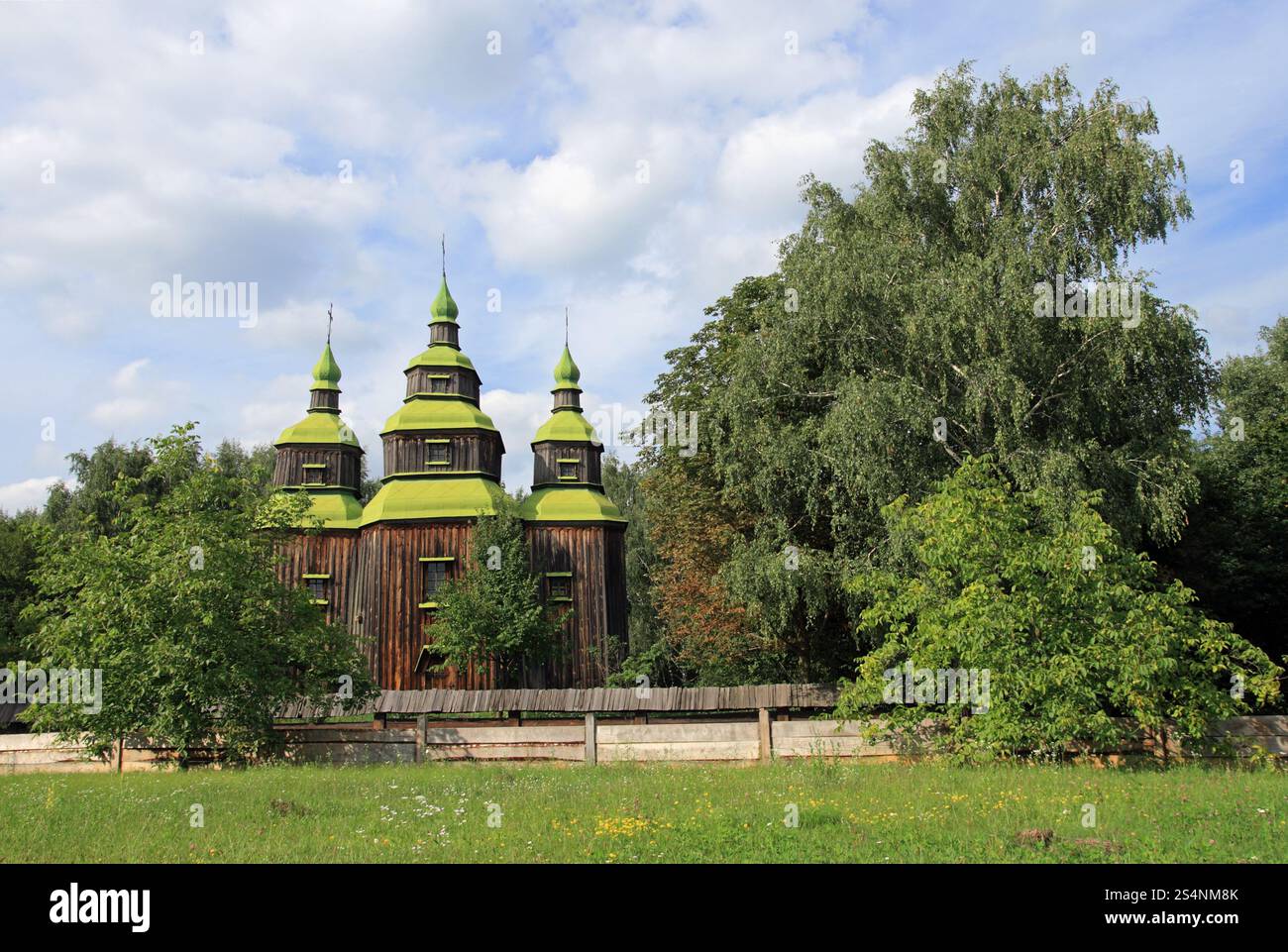 Historische ukrainische Landholzkirche (Museum ukrainischer Volksarchitektur im Dorf Pirogowo (in der Nähe von Kiew)) Stockfoto