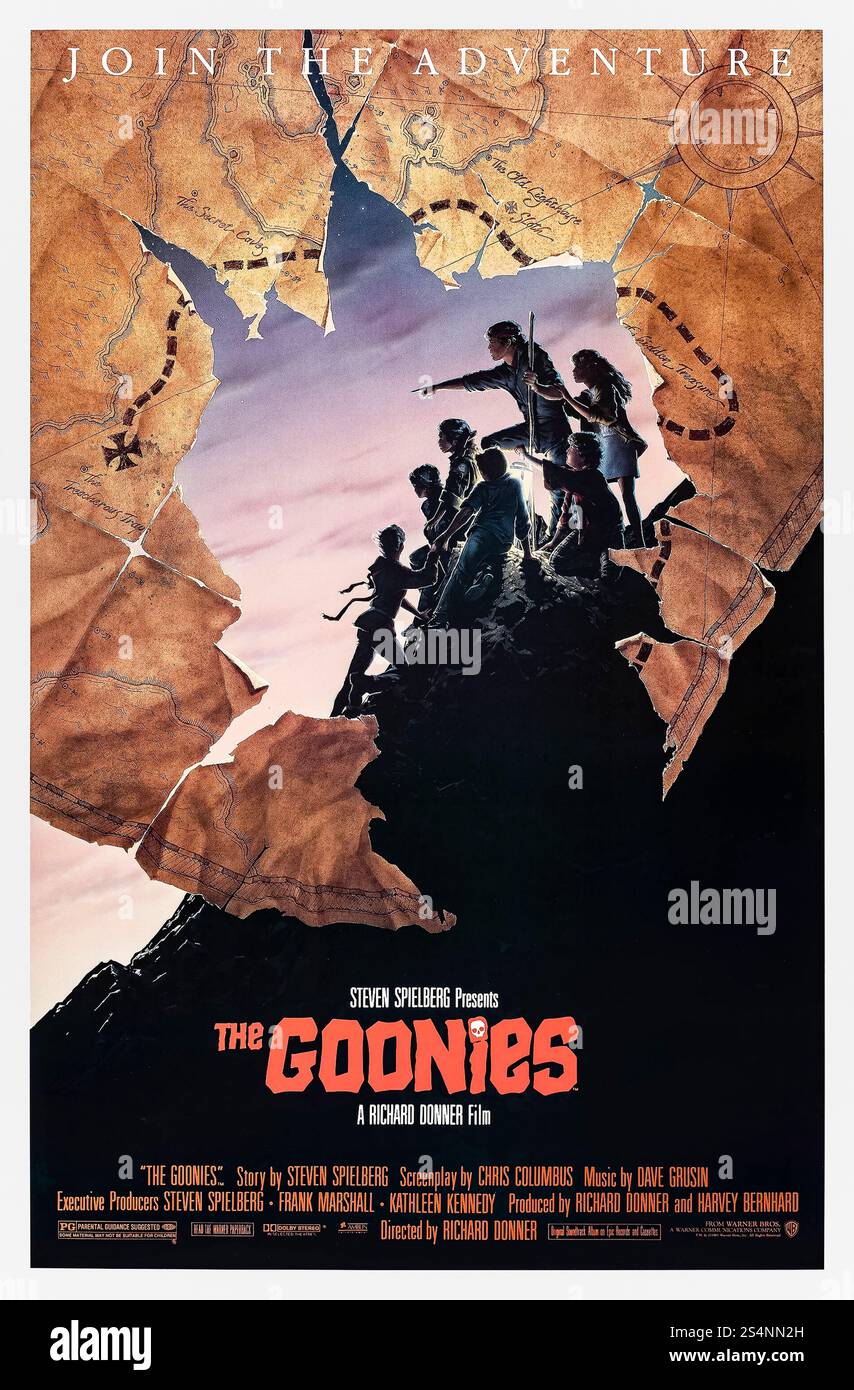 The Goonies (1985) von Richard Donner mit Sean Astin, Josh Brolin und Corey Feldman. Eine Gruppe unglücklicher Kinder begibt sich auf ein Abenteuer, um den Schatz eines Piraten zu finden, um ihre Häuser vor dem Abriss zu retten. Foto eines Original-Posters aus dem Jahr 1985 mit einem Blatt, das AUSSCHLIESSLICH ZUR REDAKTIONELLEN VERWENDUNG VON John Alvin VERWENDET WIRD. Quelle: BFA / Warner Bros Stockfoto