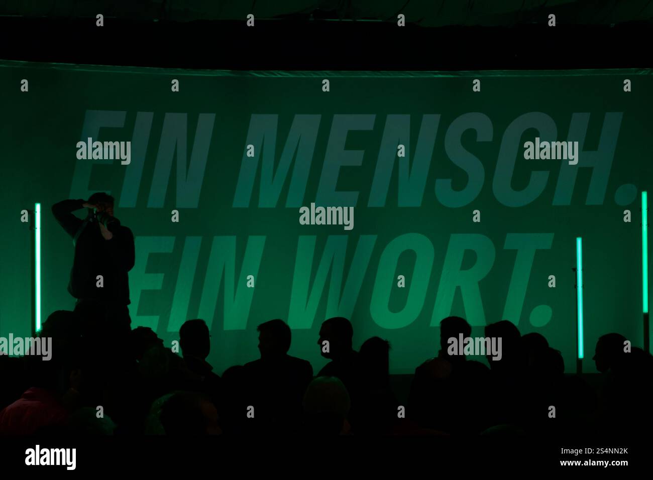 Mainz, Deutschland. Januar 2025. Bundeswirtschaftsminister Robert Habeck (Bündnis 90/die Grünen) steht bei einer Wahlkampagne auf der Bühne. Stockfoto