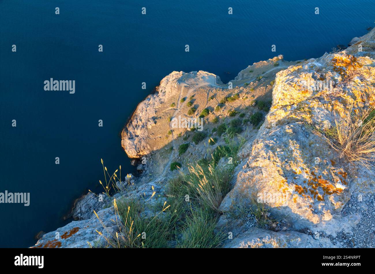 Sommer Felsenküste (Ansicht von oben nach unten) Stockfoto
