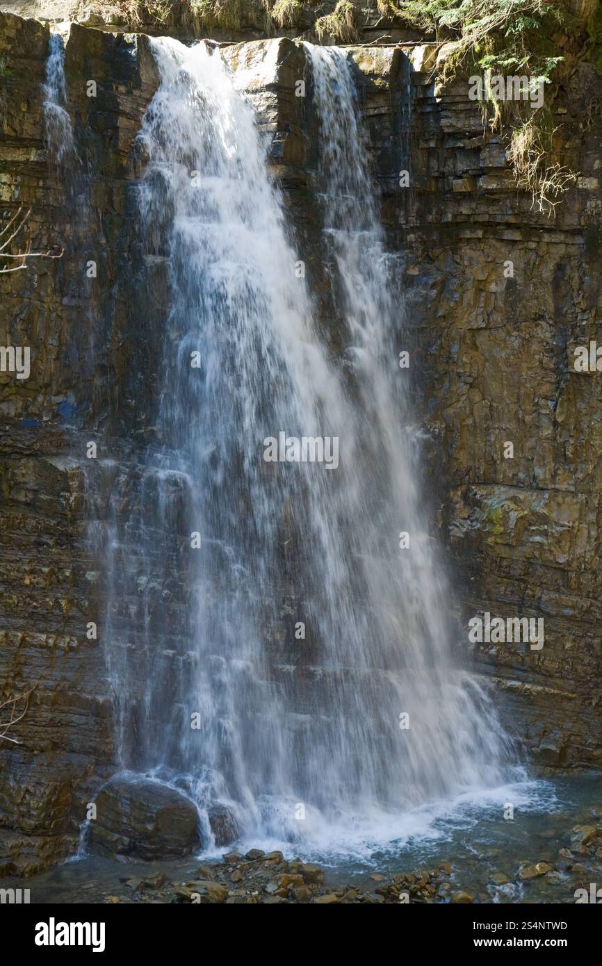 Hohen Berg Wasserfall in dunklen wilden Carpathian forest Stockfoto