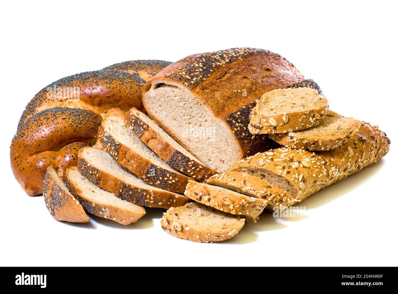 Laib und Scheiben Vollkornbrot und langen Laib isoliert auf weißem Hintergrund Stockfoto