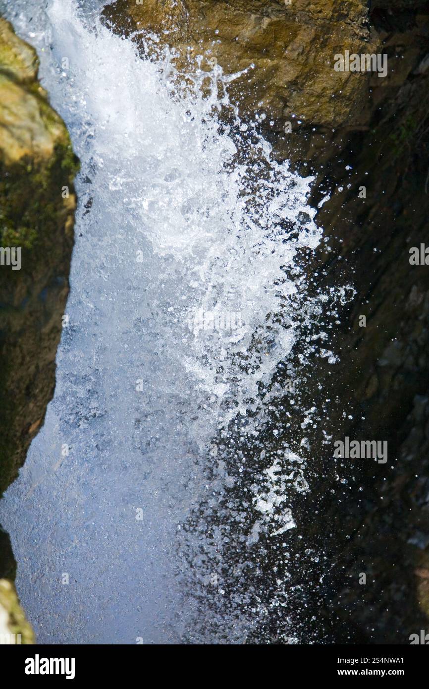Hohen Berg Wasserfall in dunklen wilden Carpathian forest Stockfoto