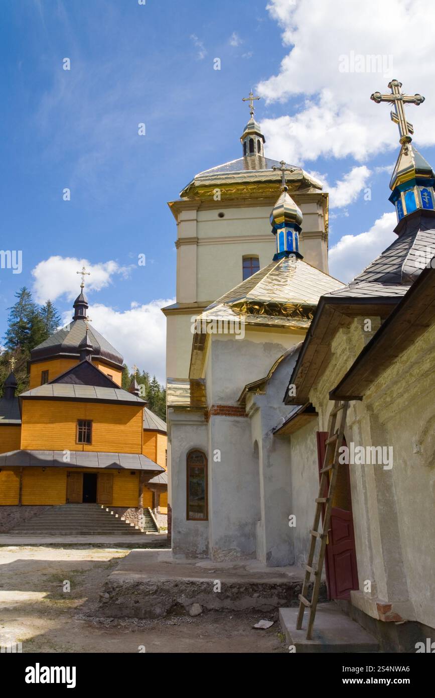 Hof des christlichen Klosters (Manjava Dorf, Region Ivano-Frankivsk, Ukraine) Stockfoto