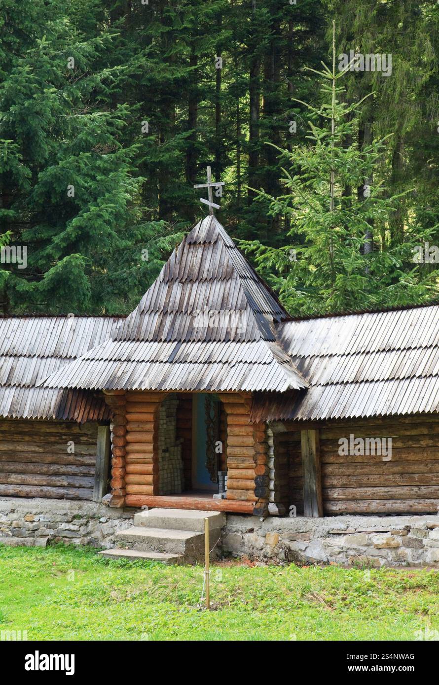 Hof Holzzaun christlichen orthodoxen Kloster (Manjava Dorf, Region Ivano-Frankivsk, Ukraine) Stockfoto