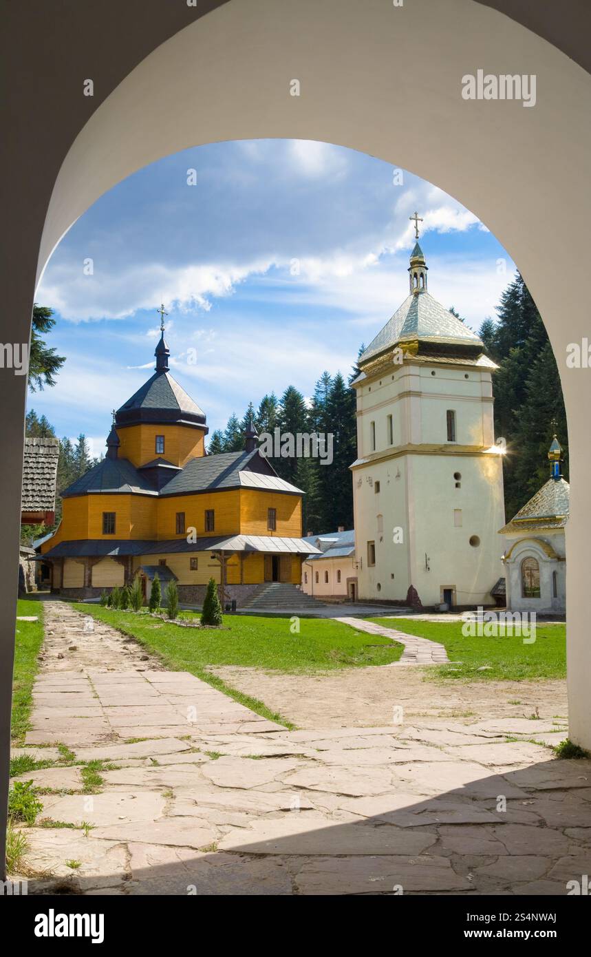 Innenhof des christlichen Klosters (Manjava Dorf, Region Ivano-Frankivsk, Ukraine) Blick durch den Eingang Tor Bogen Stockfoto