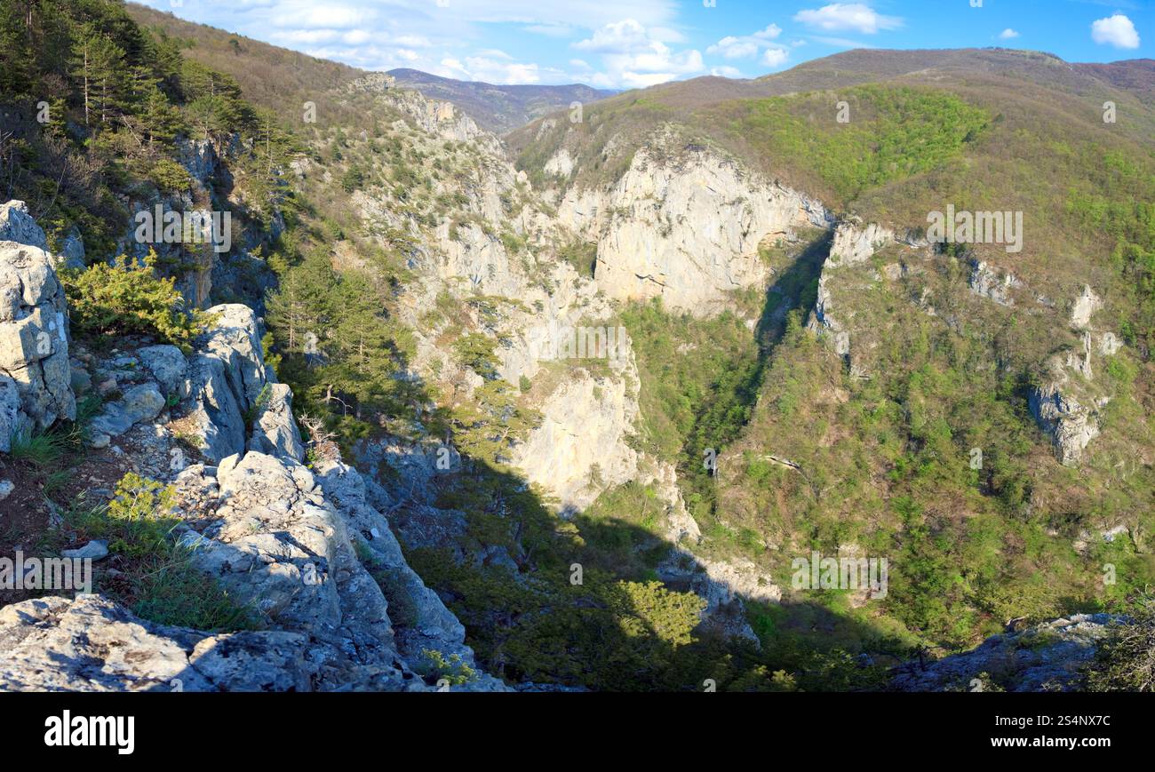Frühling große Krim Canyon Berglandschaft (Ukraine). Stockfoto