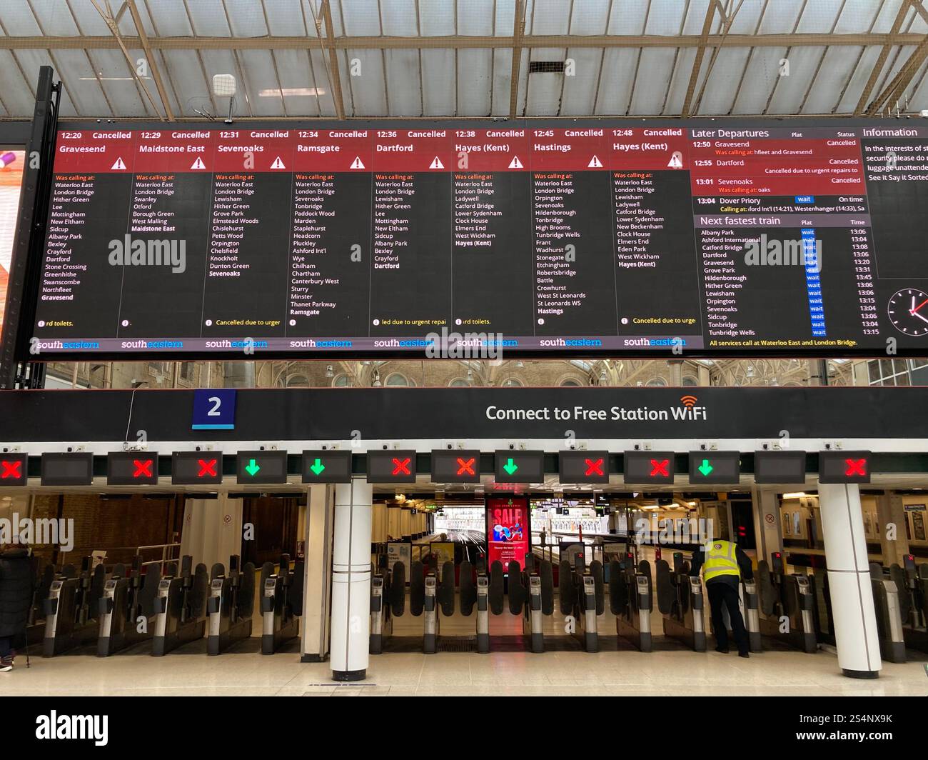 13. Januar 2025, London. Die Abfahrten gehen an der Station Charing Cross, an der alle Züge aus Southeasten storniert werden, da die Strecke dringend repariert werden muss. - Smartphone-aufgenommenes Stockfoto