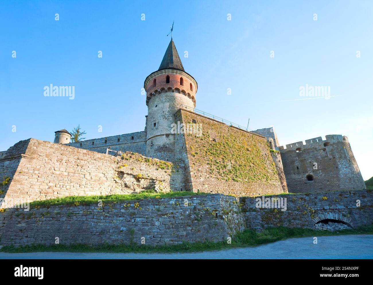 Die Burg Kamianets-Podilskyi (Oblast Khmelnytskyi, Ukraine) ist eine ehemalige polnische Burg, die eines der sieben Weltwunder der Ukraine ist. Erbaut Anfang 14 Stockfoto