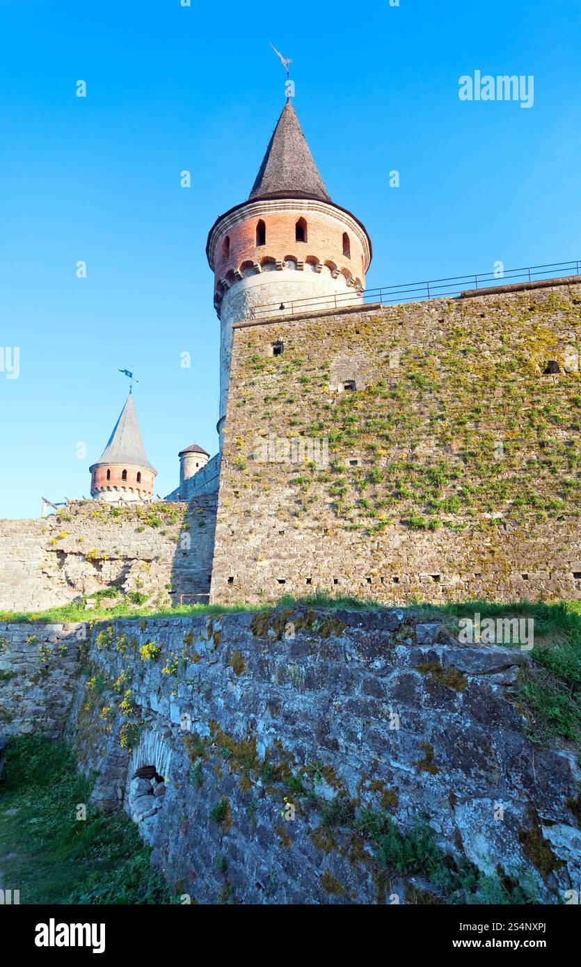 Die Burg Kamianets-Podilskyi (Oblast Khmelnytskyi, Ukraine) ist eine ehemalige polnische Burg, die eines der sieben Weltwunder der Ukraine ist. Erbaut Anfang 14 Stockfoto