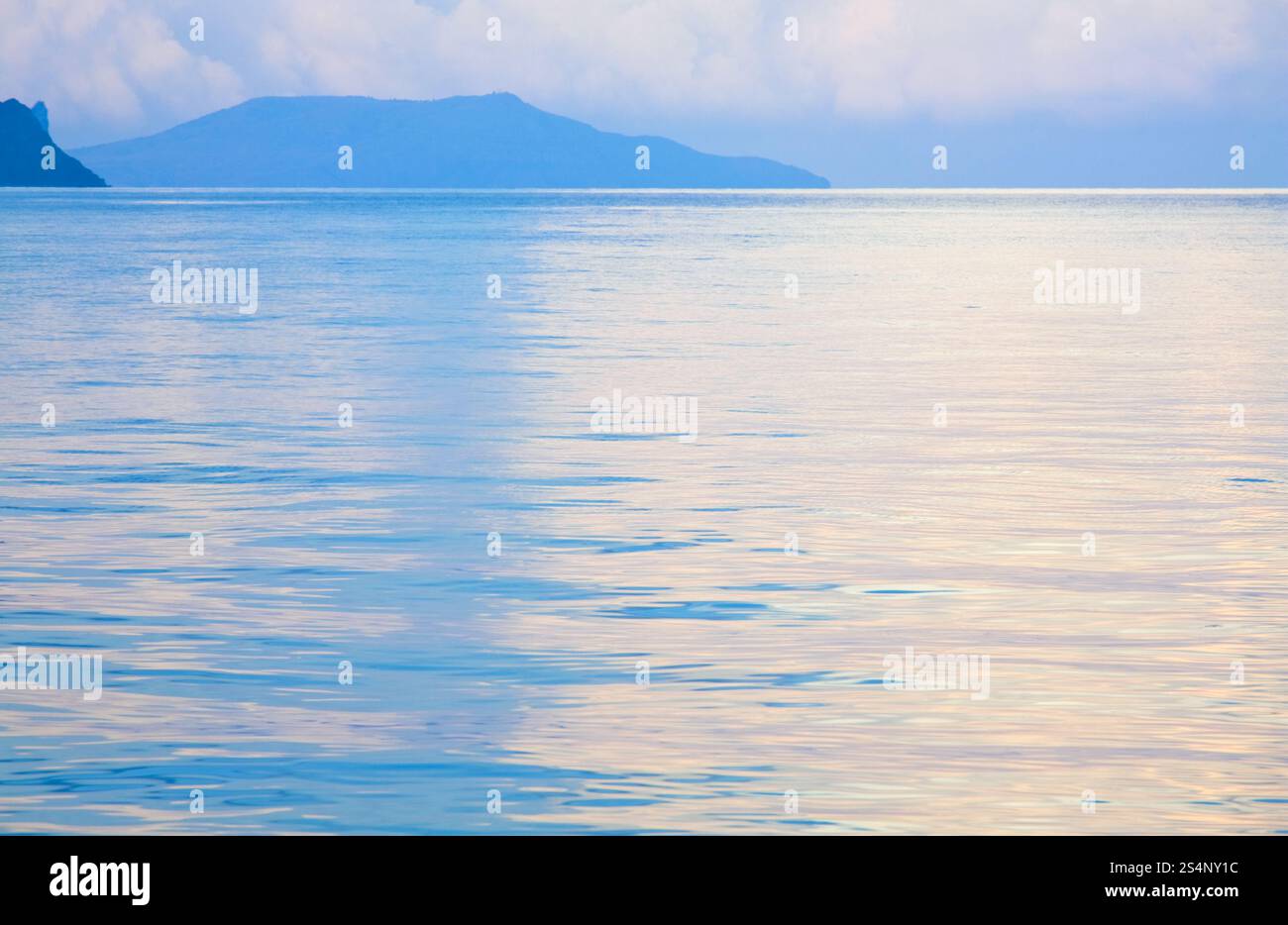 Sonnenuntergang in zart rosa Farbe und glänzenden Meeresoberfläche (Krim, Ukraine). Stockfoto