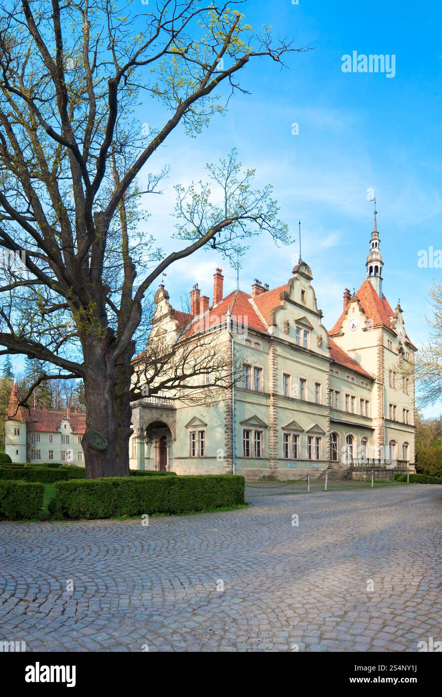Jagdschloss des Grafen Schönborn in Carpaty (früher - Beregvar) Dorf (Region Zakarpattja, Ukraine). Baujahr 1890. Drei Aufnahmen fügen das Bild zusammen. Stockfoto