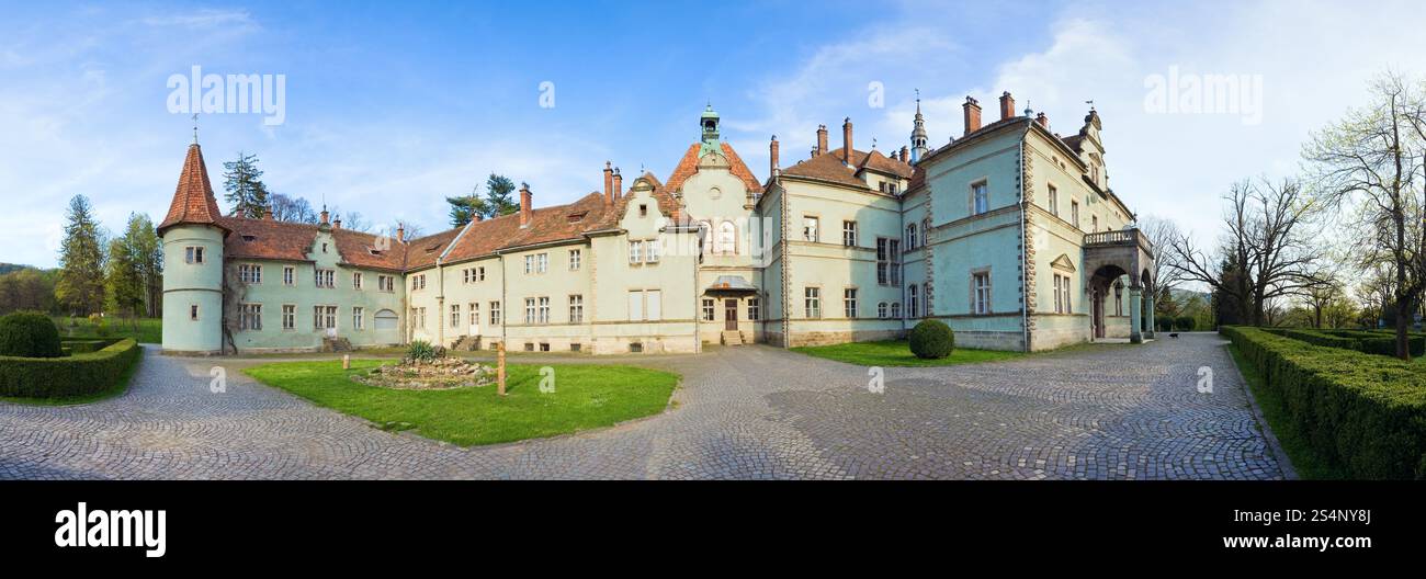 Jagdschloss des Grafen Schönborn in Carpaty (in der Vergangenheit - Beregvar) Dorf (Region Zakarpattja, Ukraine). Gebaut 1890. Sechs Aufnahmen, die das Bild zusammenfügen. Stockfoto