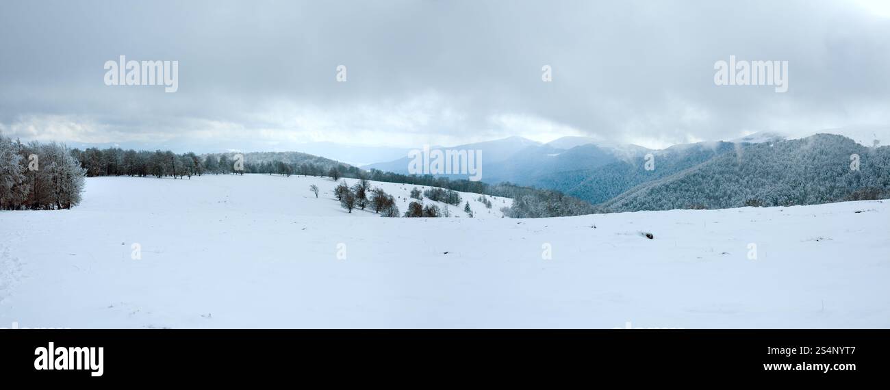 Oktober Bergpanorama mit ersten Winterschnee (Karpaten, Ukraine) Stockfoto
