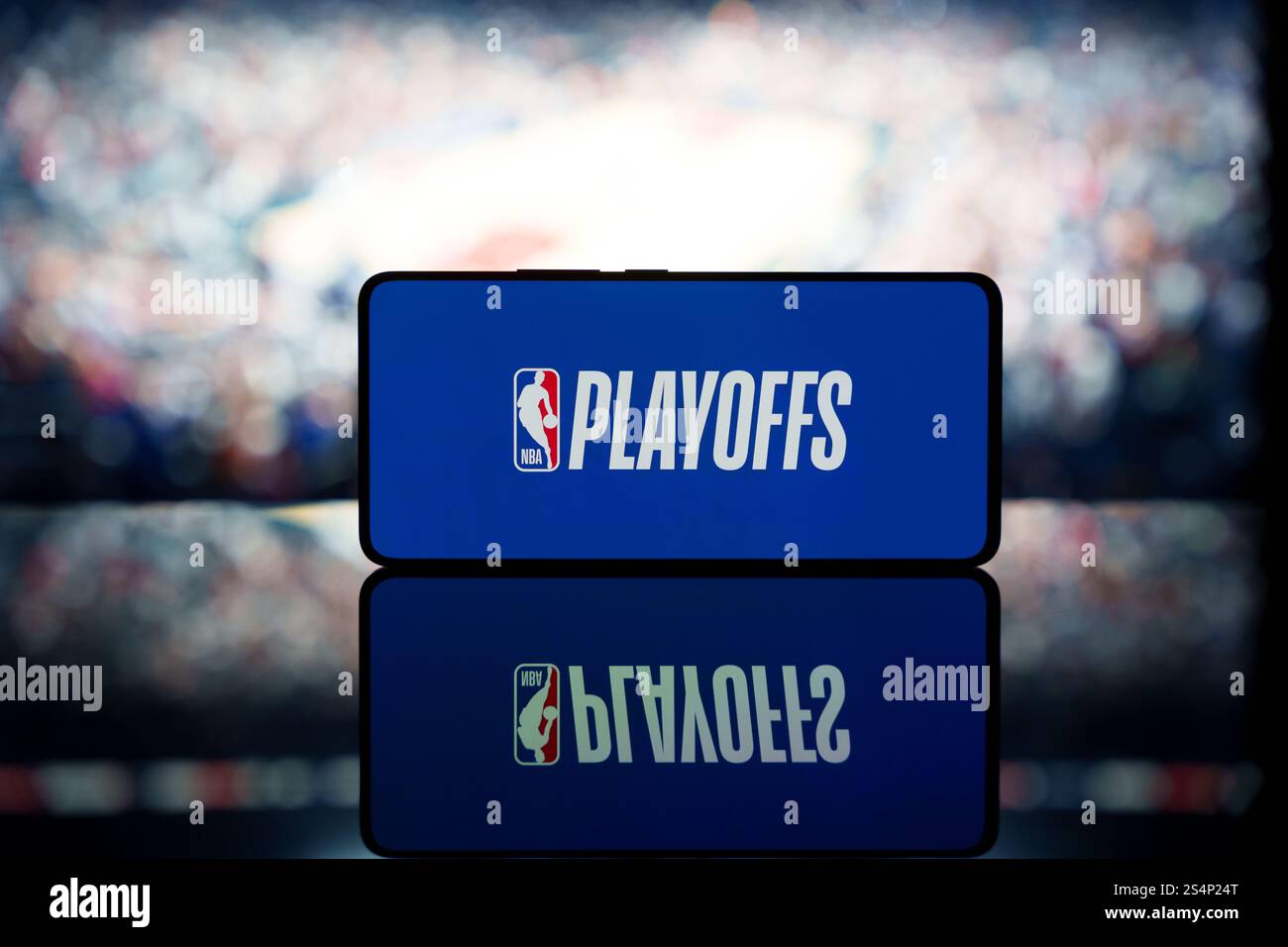 Ein Smartphone mit dem NBA Playoffs Logo vor einem verschwommenen Hintergrund für Basketballfelder. Januar 2025 Stockfoto