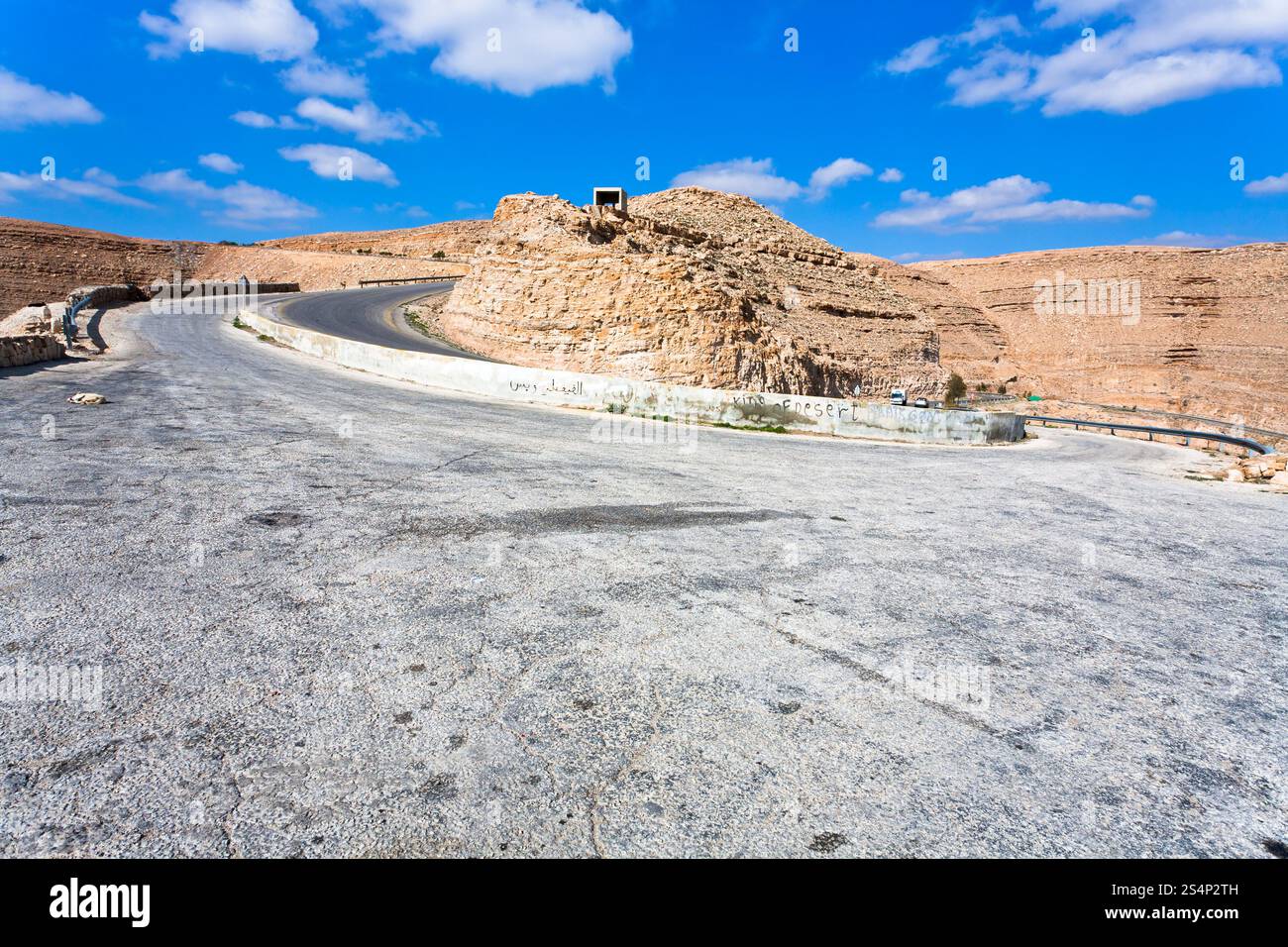 Straße am Bergpass in Jordanien im sonnigen Tag Stockfoto