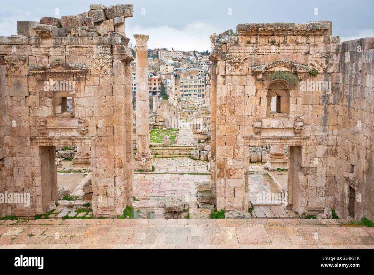 Blick durch antike Artemis-Tempel in der antiken Stadt Gerasa, moderne Jerash, Jordanien Stockfoto