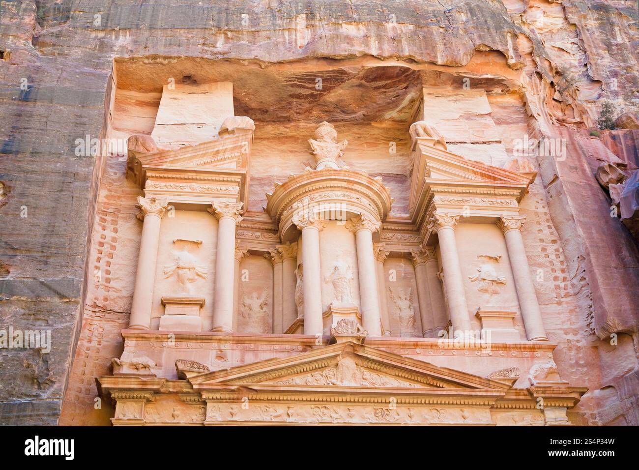 obere Ebene der Fassade das Schatzhaus in Petra, Jordanien Stockfoto