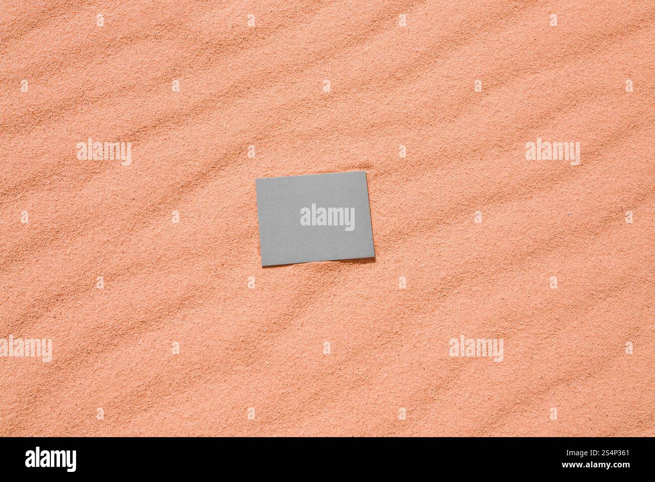 Graue quadratische Standardfarbe auf rotem Sand oder Wadi Rum Dessert, Jordan Stockfoto