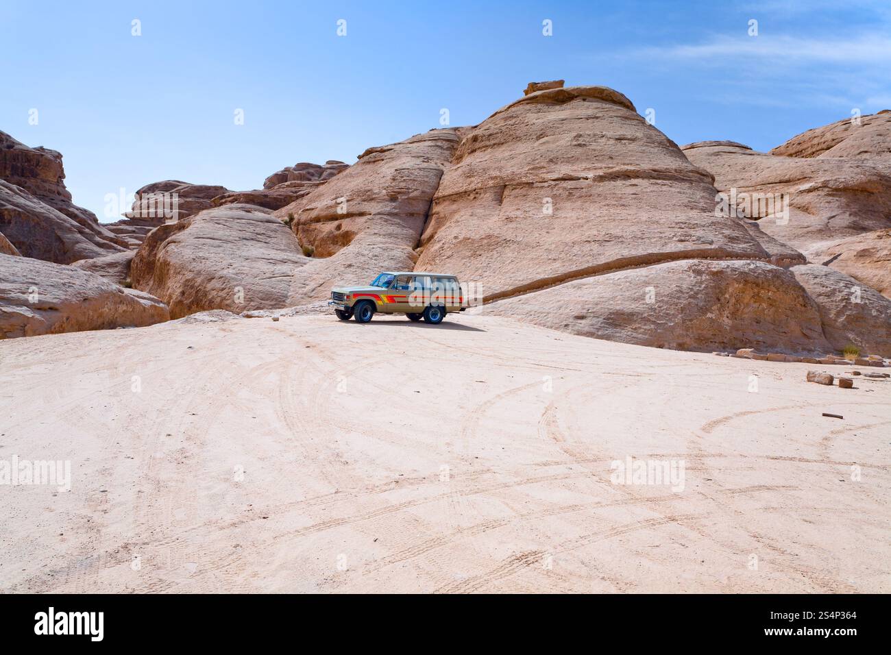 Auto im Wadi Rum Dessert Mountain, Jordanien Stockfoto