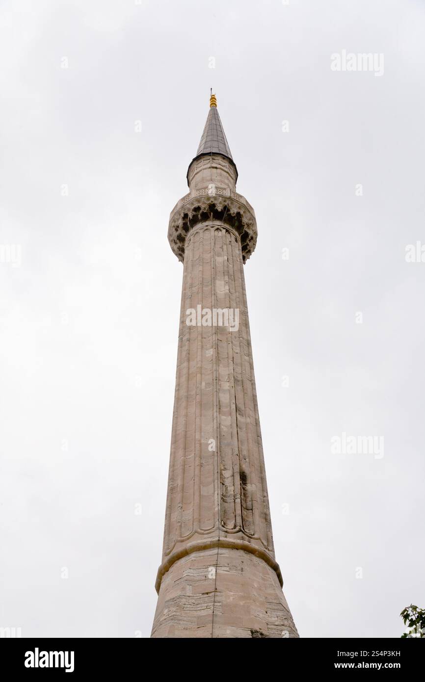 Moschee Minarett in Istanbul bei bewölktem Tag Stockfoto