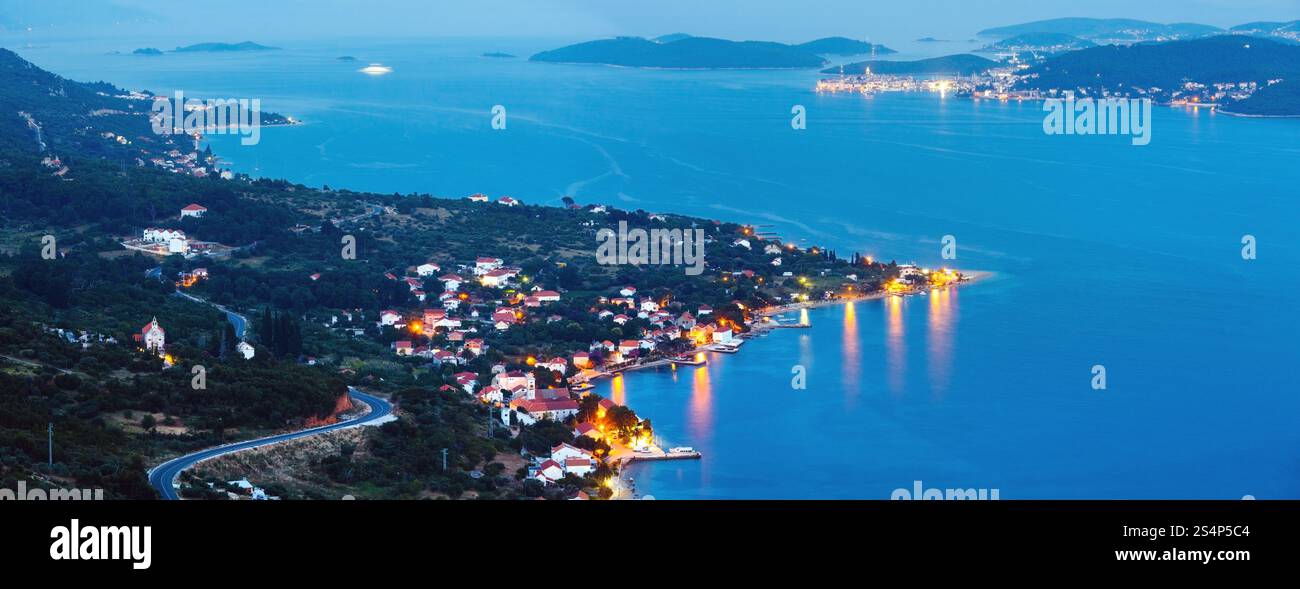 Nacht Sommer kroatischen Peljesac Halbinsel (Viganj, Kroatien) Küste und Korcula Dorf und Insel in weit. Stockfoto