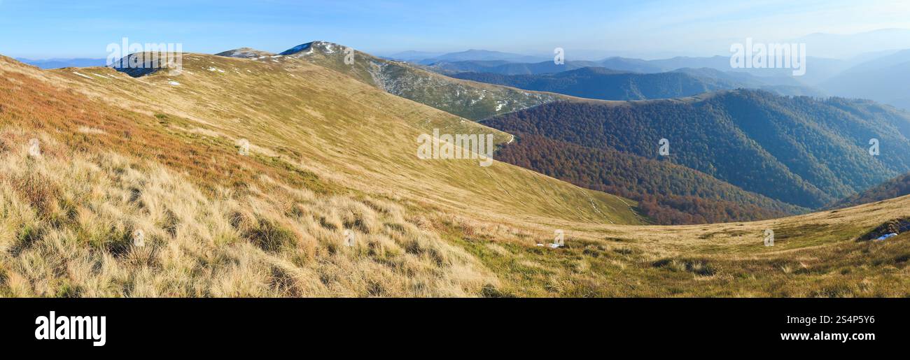 Oktober Karpaten Borghava Bergplateau mit ersten Winterschnee auf Bergrücken. Drei Schüsse zusammengesetztes Bild. Stockfoto
