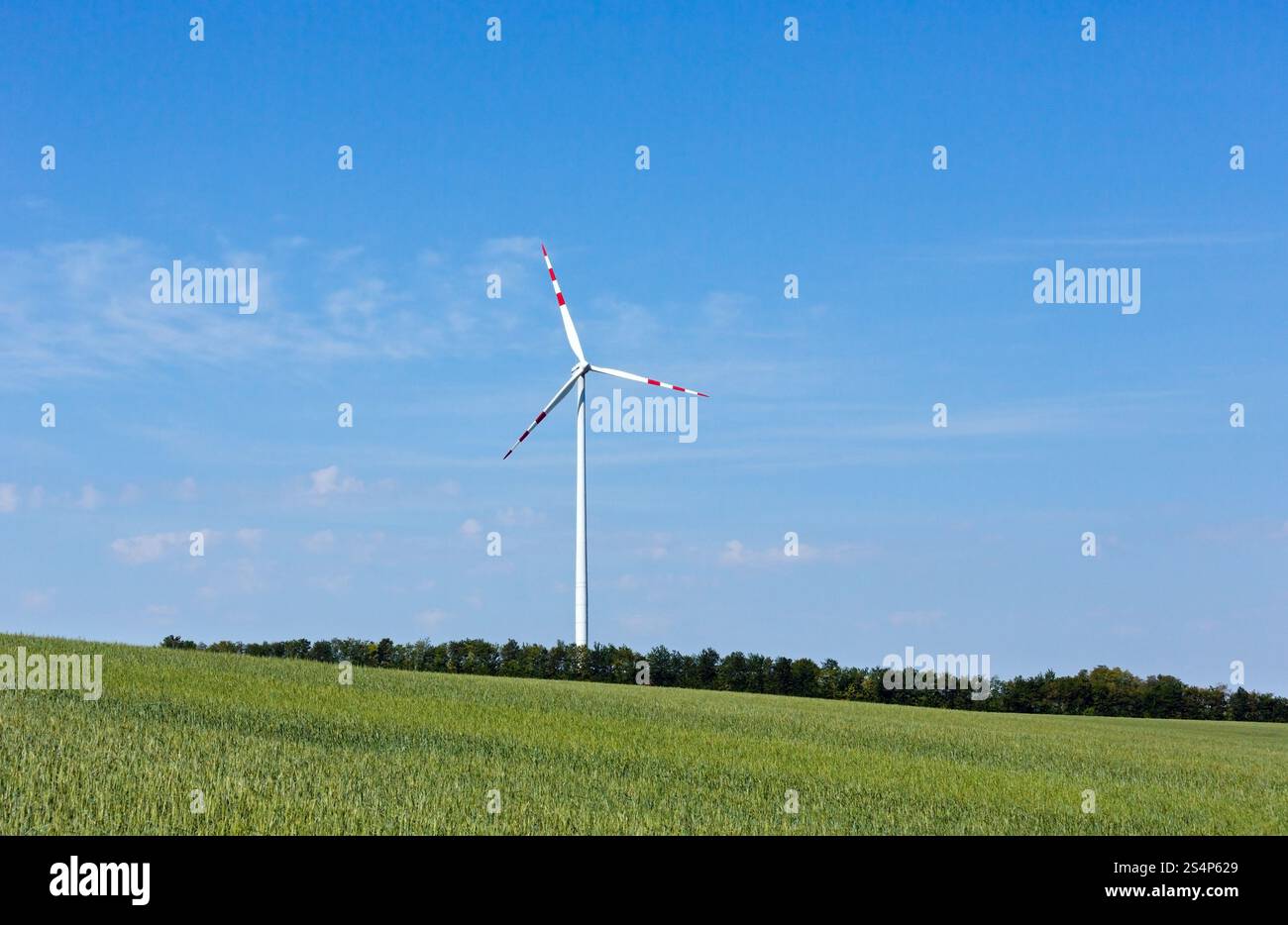 Windkraftanlage auf blauen Himmelshintergrund Stockfoto