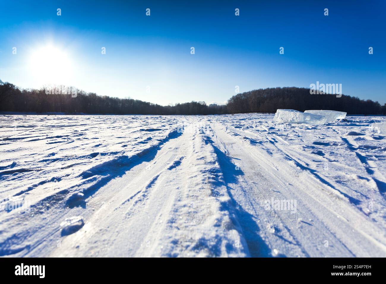 Loipe am Schneefeld in kalten Wintertag in Moskau, Russland Stockfoto