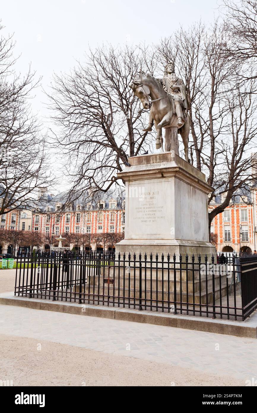 Statue von Louis XIII. Auf dem Place des Vosges in Paris Stockfoto