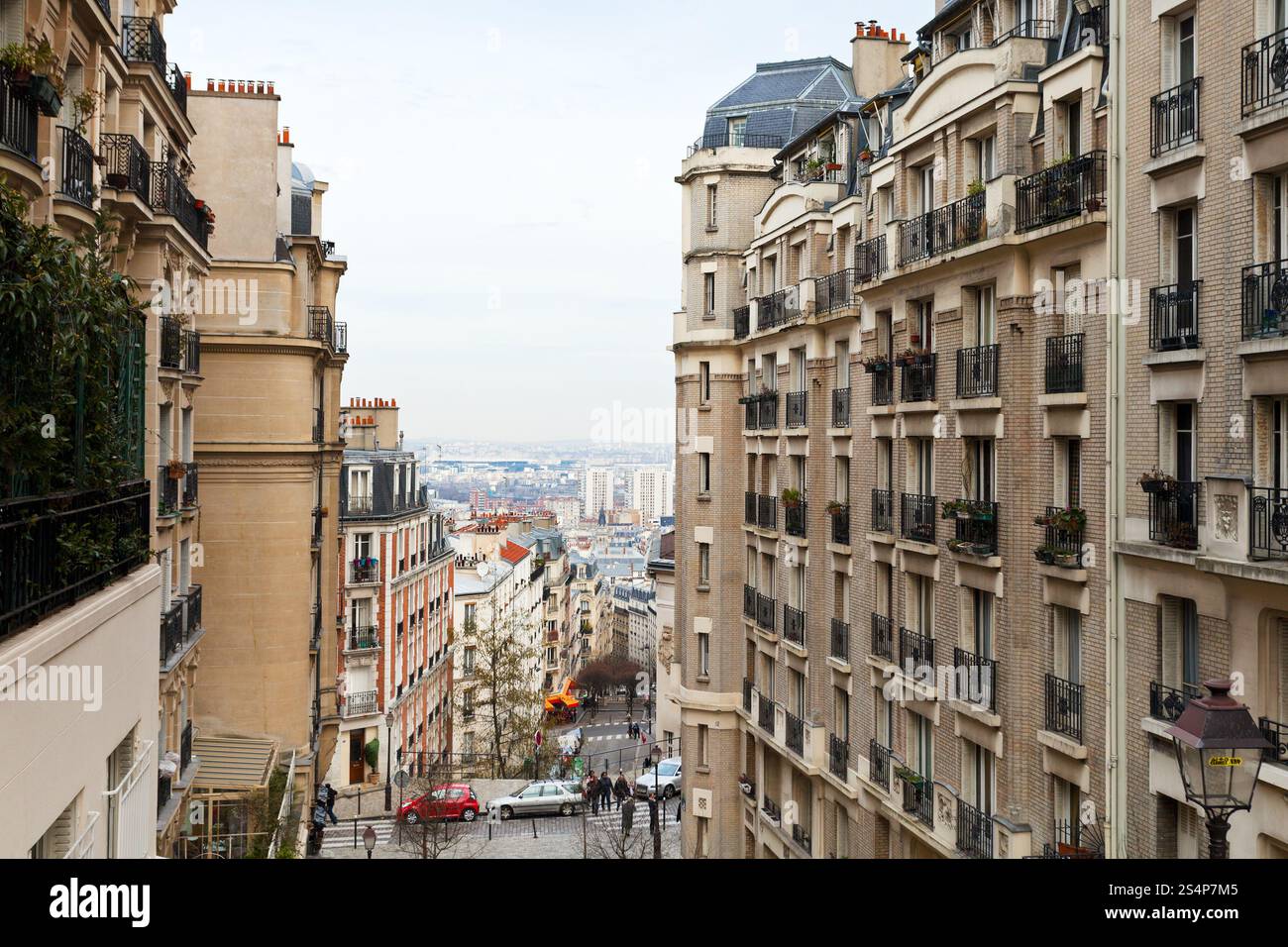 Blick auf die Straßen von Paris von Montmartre-Hügel im Frühjahr Stockfoto Blick auf die Straßen von Paris von Montmartre-Hügel im Frühjahr Stockfoto