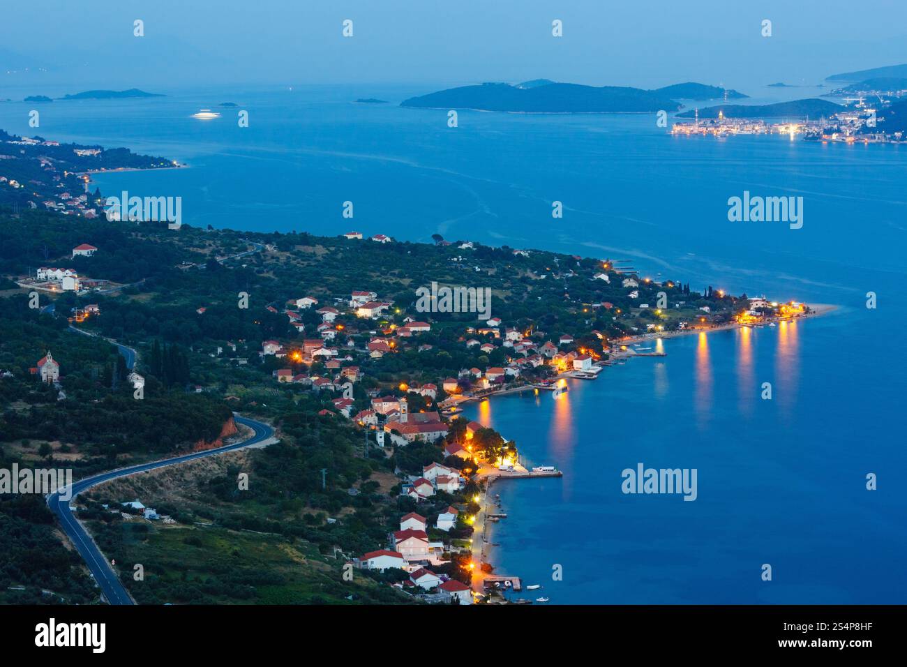 Nacht Sommer kroatischen Peljesac Halbinsel (Viganj, Kroatien) Küste und Korcula Dorf und Insel in weit. Stockfoto