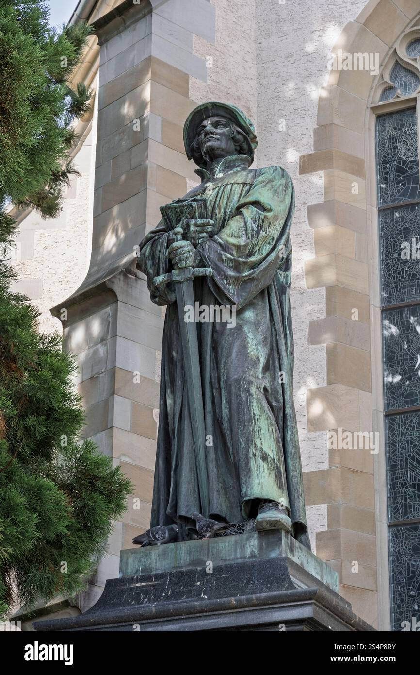 Ulrich Zwingli-Denkmal in Zürich, Schweiz. Statue mit Bibel und Schwert, geschaffen vom österreichischen Bildhauer Heinrich Natter, 1885 enthüllt. Ulri Stockfoto