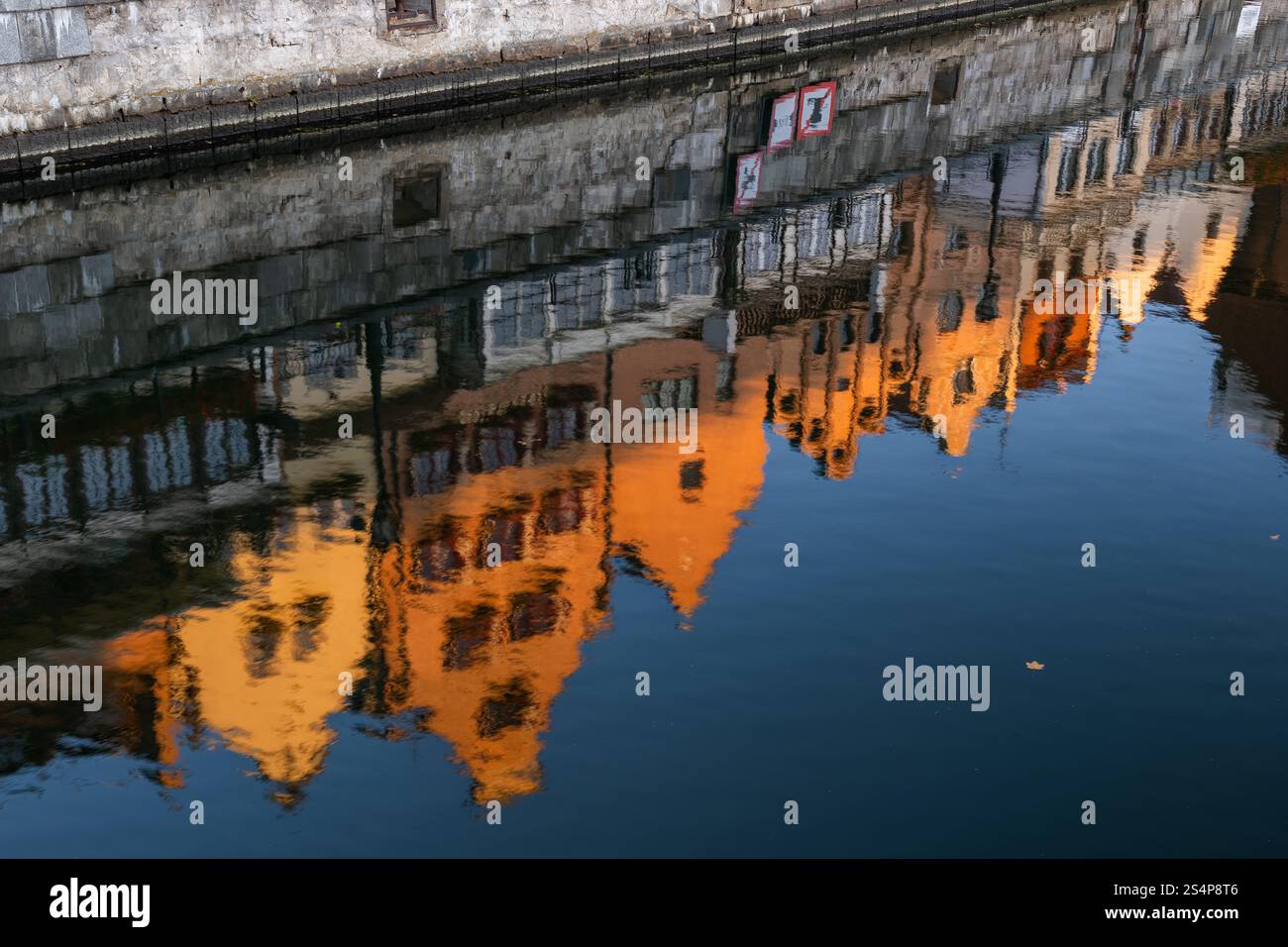 Historische Häuser mit Giebel abstrakte Reflexion im Wasser des Motlawa-Flusses bei Sonnenaufgang in Danzig, Polen. Stockfoto