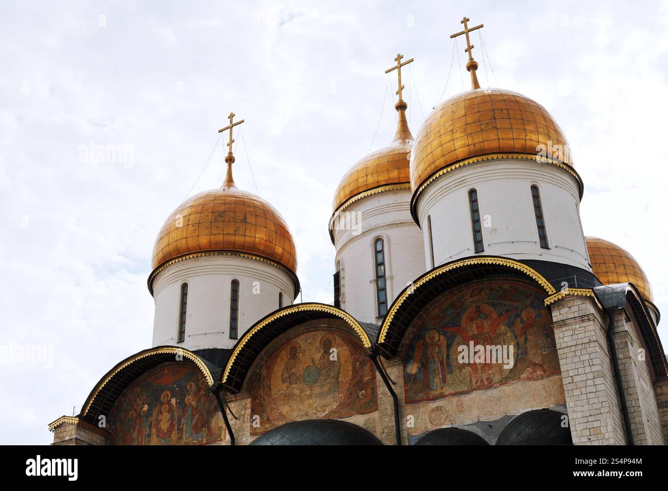 goldene Kuppel der Dormition Cathedral im Moskauer Kreml Stockfoto