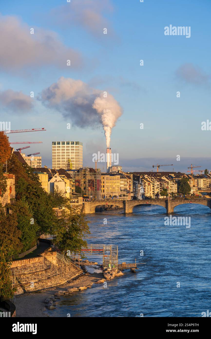 Stadt Basel in der Schweiz, Skyline mit Mittelbrücke am Rhein. Stockfoto