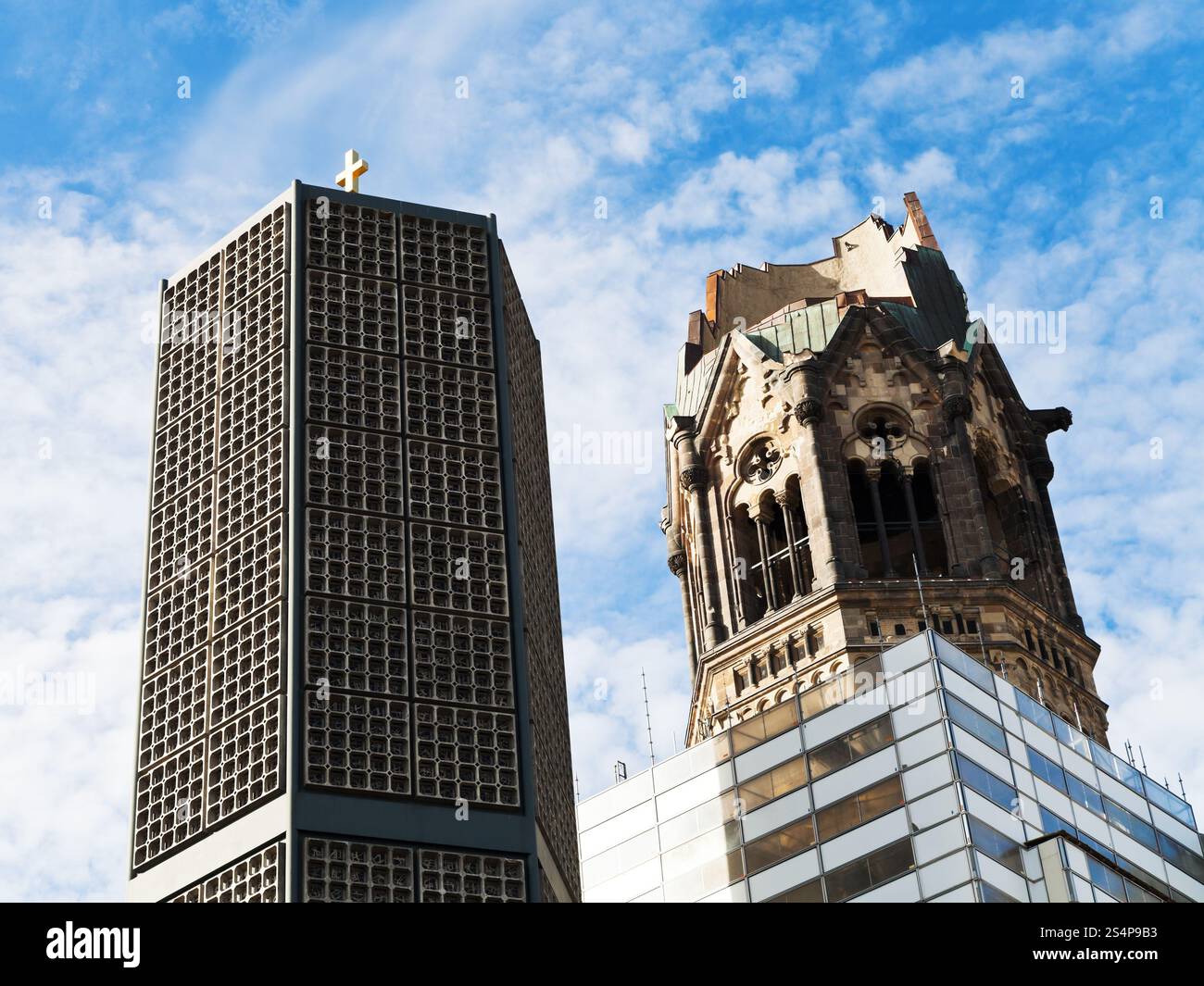 Kaiser-Wilhelm-Gedächtniskirche und blauen Herbsthimmel in Berlin Stockfoto