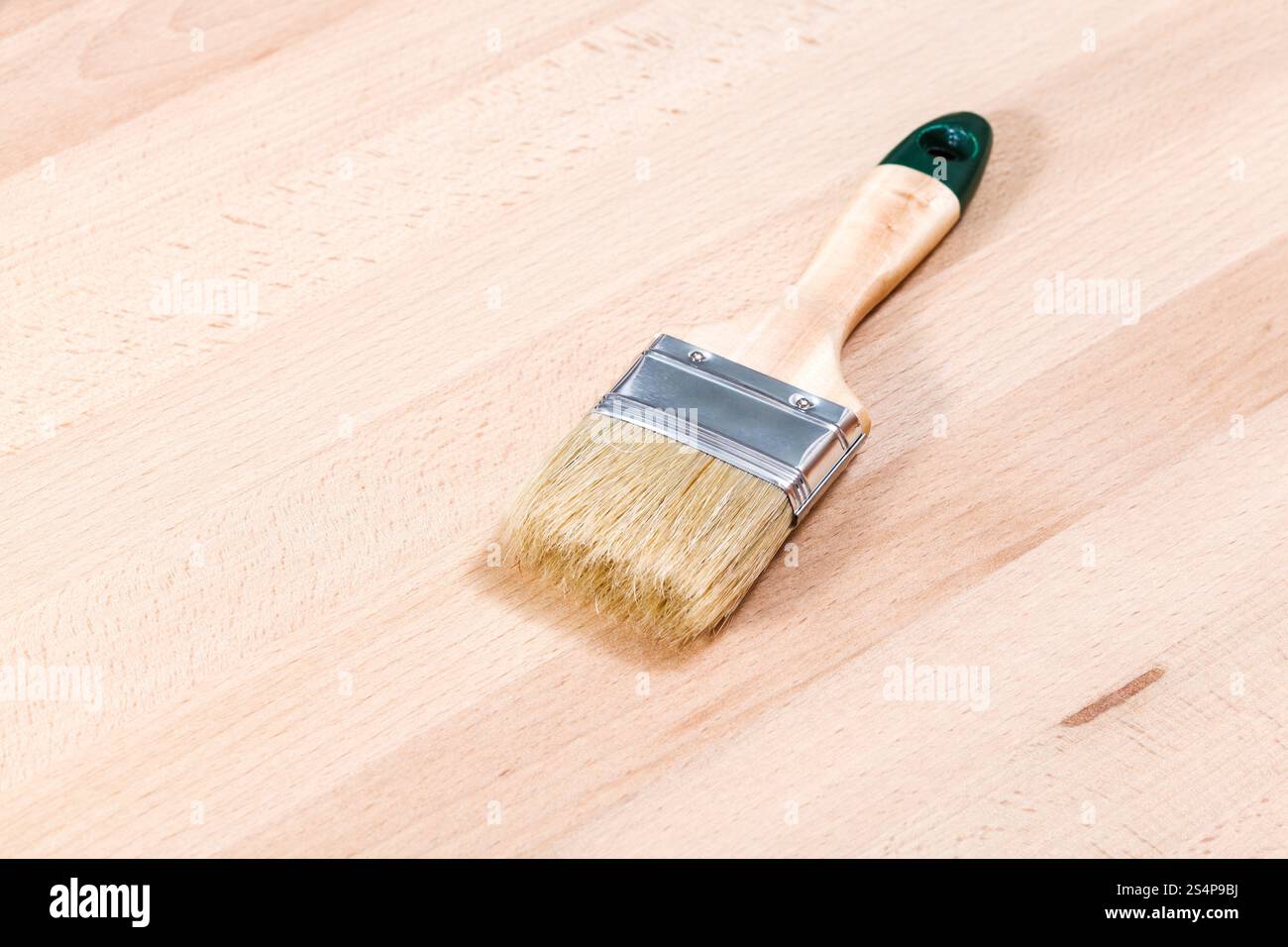 neue Pinsel auf hölzernen Möbelplatte Buche Stockfoto
