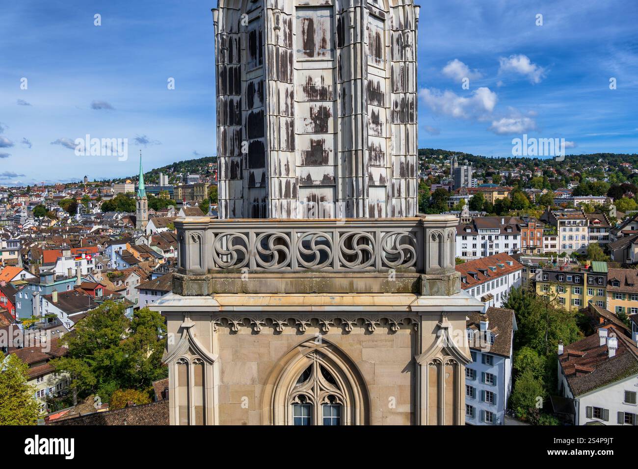 Stadt Zürich Stadtbild in der Schweiz, Blick von oben Großmunster Kirchturm in der Mitte. Stockfoto
