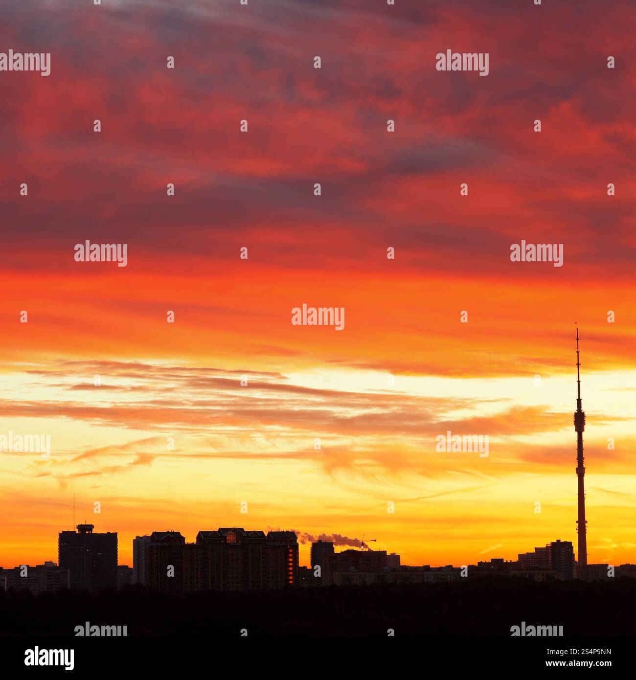 städtischen Wolkengebilde im Sonnenaufgang Stockfoto