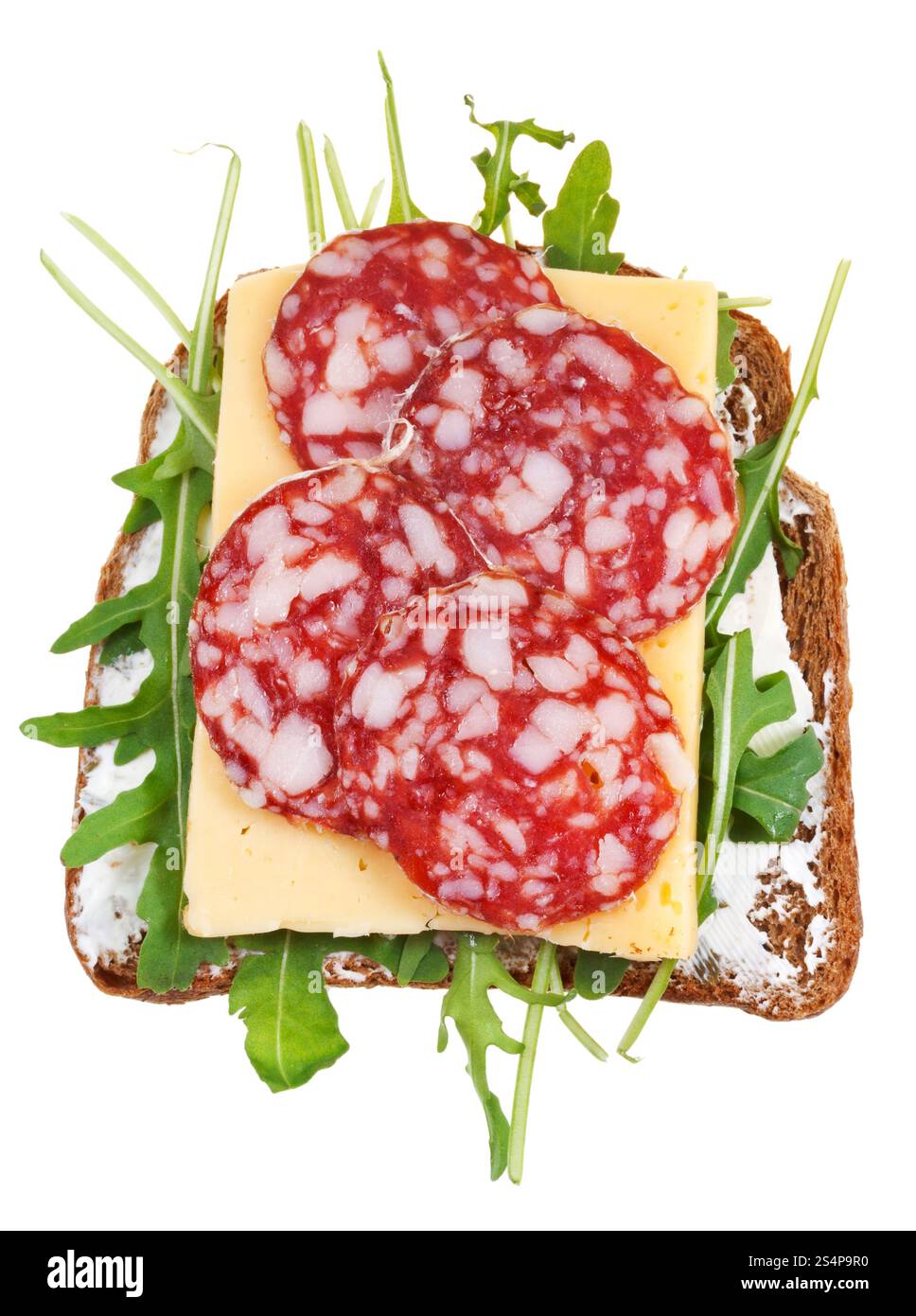 Sandwich von Schwarzbrot, Salami, Käse und frischem Rucola isoliert auf weißem Hintergrund Stockfoto