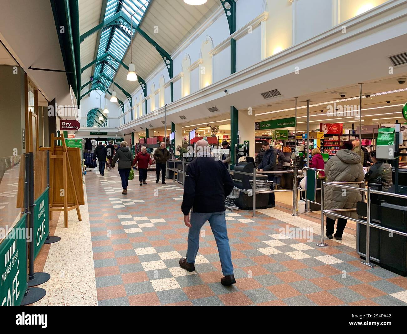 Yeadon Morrisons Yorkshire Familienlebensmittelladen große große Supermarkt Fischtheke in Lebensmitteln kaufen gekaufte Kosten Menschen Wert Menschen essen hungrig essen - Smartphone-aufgenommenes Stockfoto