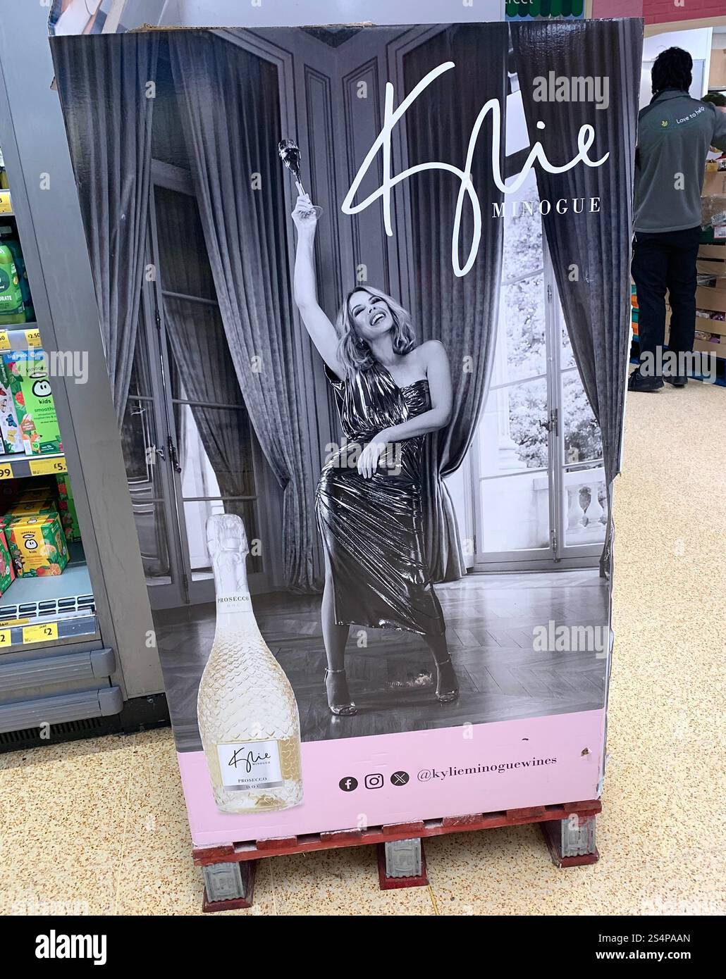 Yeadon Morrisons Yorkshire Familienlebensmittelgeschäft großer Supermarkt Fischtheke in Lebensmitteln kaufen gekaufte Kosten Leute Wert Leute essen Kylie essen - Smartphone-aufgenommenes Stockfoto