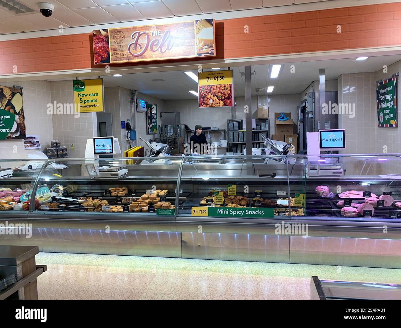 Yeadon Morrisons Yorkshire Familienlebensmittelladen große große Supermarkt Fischtheke in Lebensmitteln kaufen gekaufte Kosten Menschen Wert Menschen essen hungrig essen - Smartphone-aufgenommenes Stockfoto